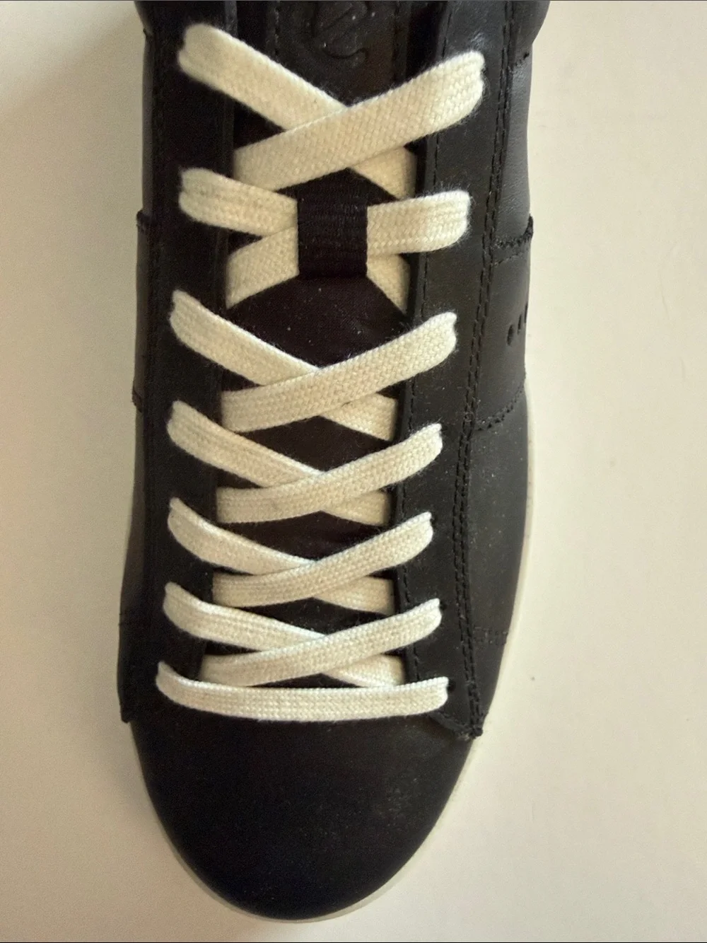 NWT ECCO WOMEN’S BLACK PADDED STREET LITE ROUND TOE LEATHER SNEAKER, 9/EU 40